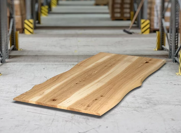 Baumkanten-Tischplatte aus Kernesche 4cm stark