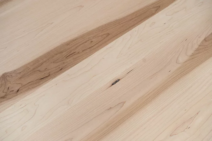 Massive Tischplatten aus Kernahorn mit Astanteil