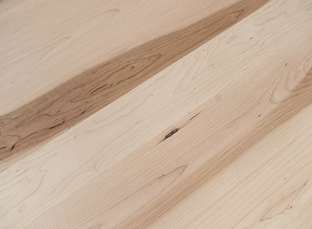 Massive Tischplatten aus Kernahorn mit Astanteil