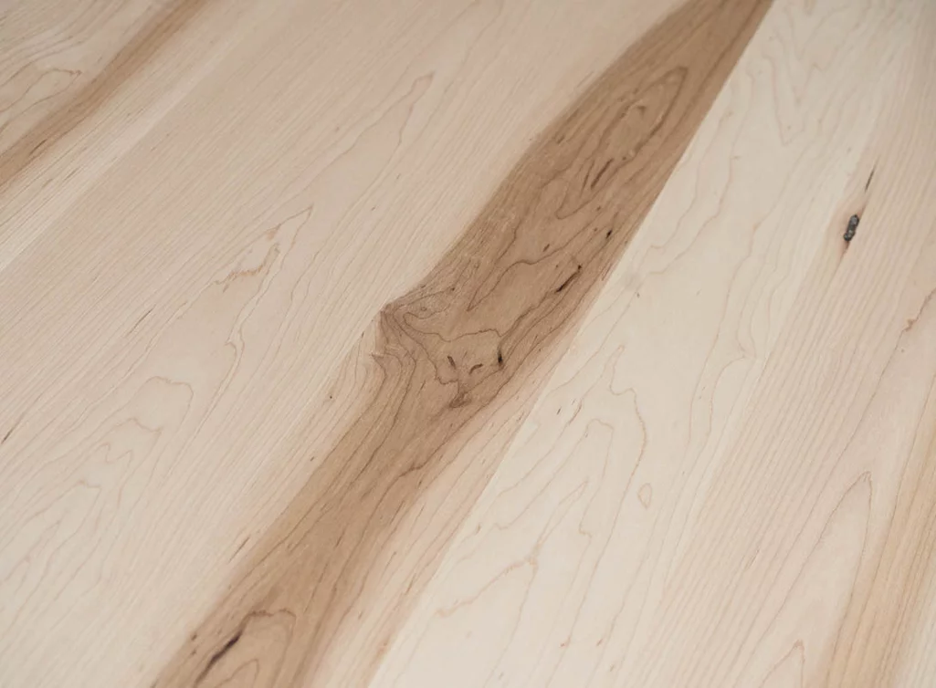 Kernahorn Tischplatte auf Maß mit weiß geölter Oberfläche