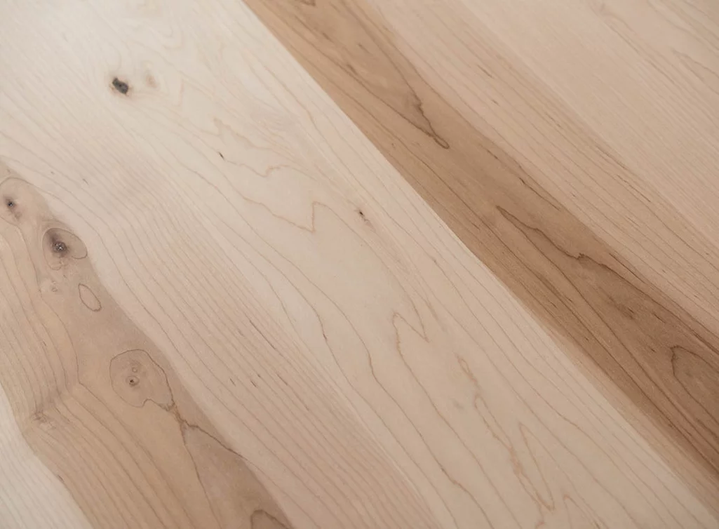 Tischplatte nach Maß aus Kernahorn mit Astanteil weiß geölt