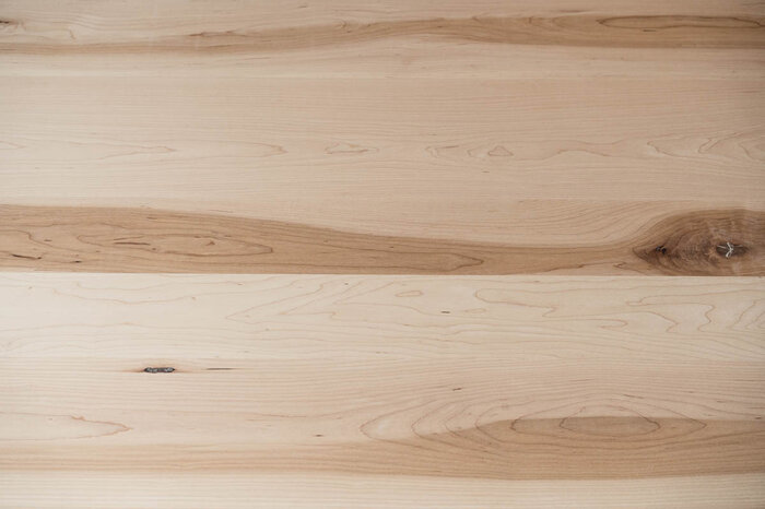 Massive Tischplatten aus Holz vom Kernahorn - Maserung mit Astanteil