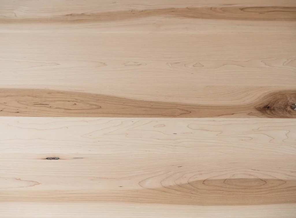 Massive Tischplatten aus Holz vom Kernahorn - Maserung mit Astanteil Massive Tischplatten aus Holz vom Kernahorn - Maserung mit Astanteil