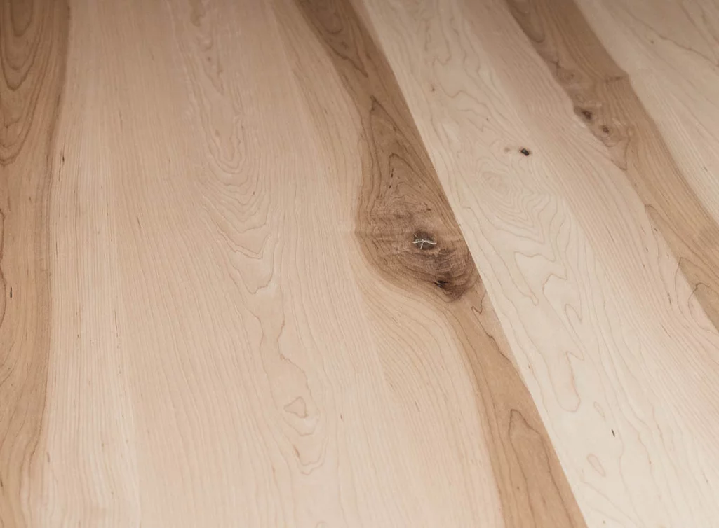 Kernahorn Holz Tischplatte massiv mit Astanteil weiß geölt Kernahorn Holz Tischplatte massiv mit Astanteil weiß geölt