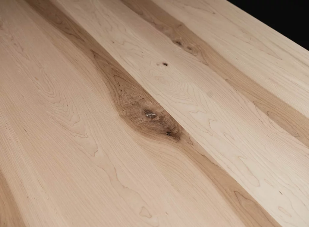 Kernahorn Massivholzplatte für den Tisch mit charakterstarkem Astanteil Kernahorn Massivholzplatte für den Tisch mit charakterstarkem Astanteil