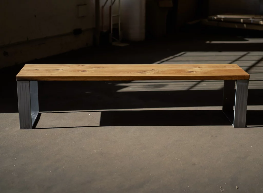 Eichenholz SItzbank Massivholz mit charakteristischem Astanteil und Kufen aus Stahl