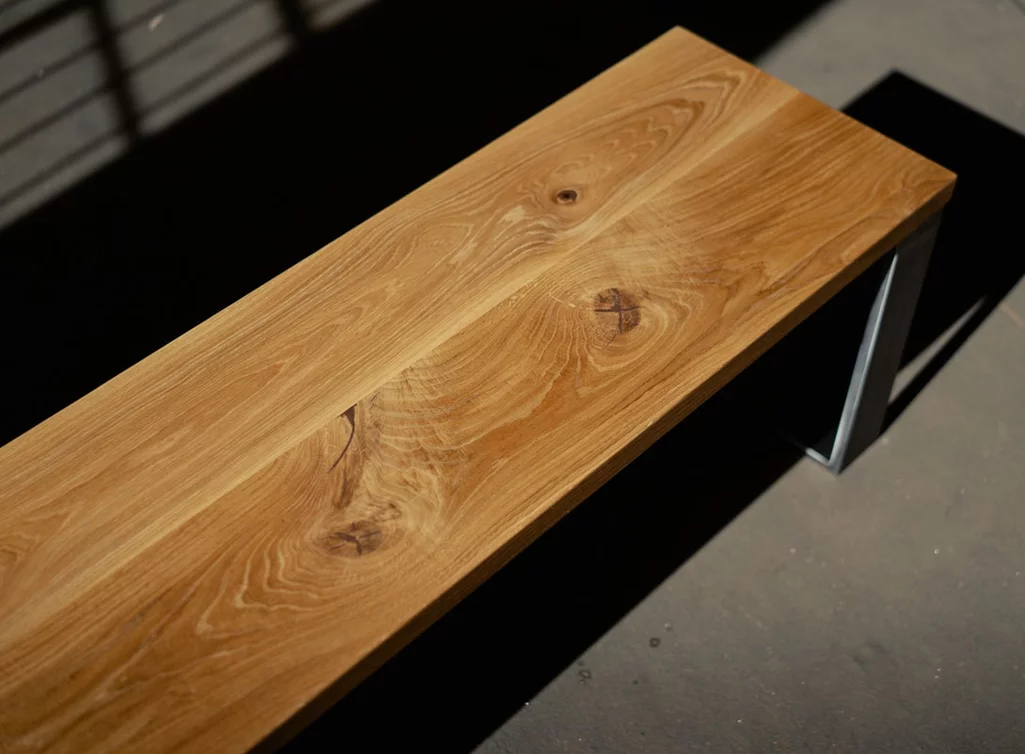 Detailansicht Sitzbank Eiche modern mit charakteristischem Astanteil