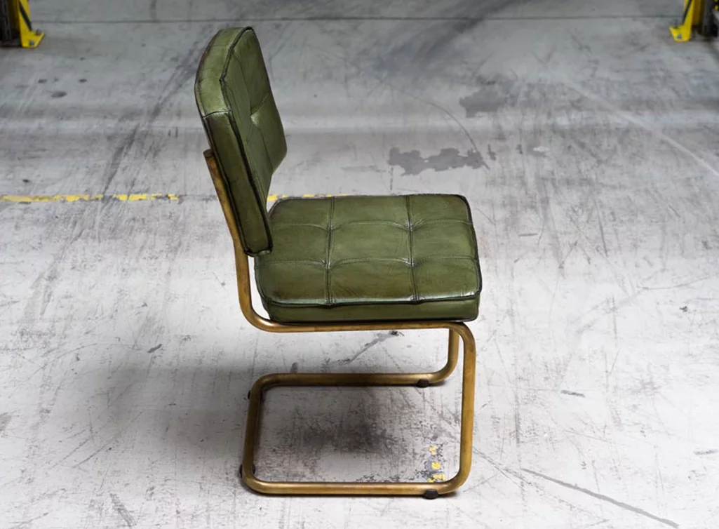 Seitenansicht Bauhaus Lederstuhl