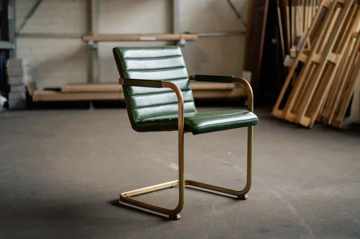 Design Freischwinger aus Echtleder und einem Gestell in Messing.