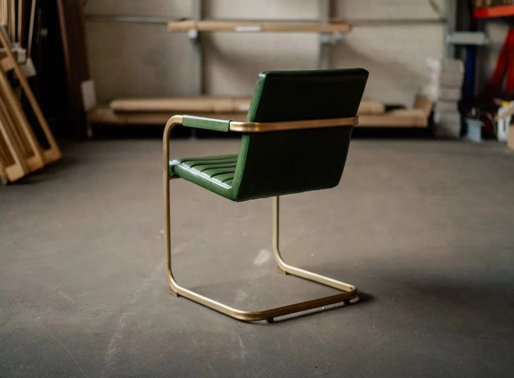 Freischwingerstuhl Leder Ansicht hinten