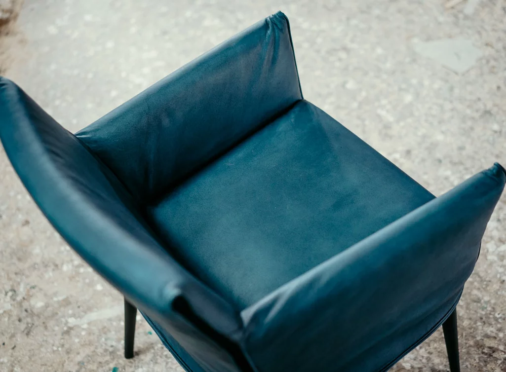 Lederstuhl mit gepolsterter Armlehne Lederstuhl mit gepolsterter Armlehne