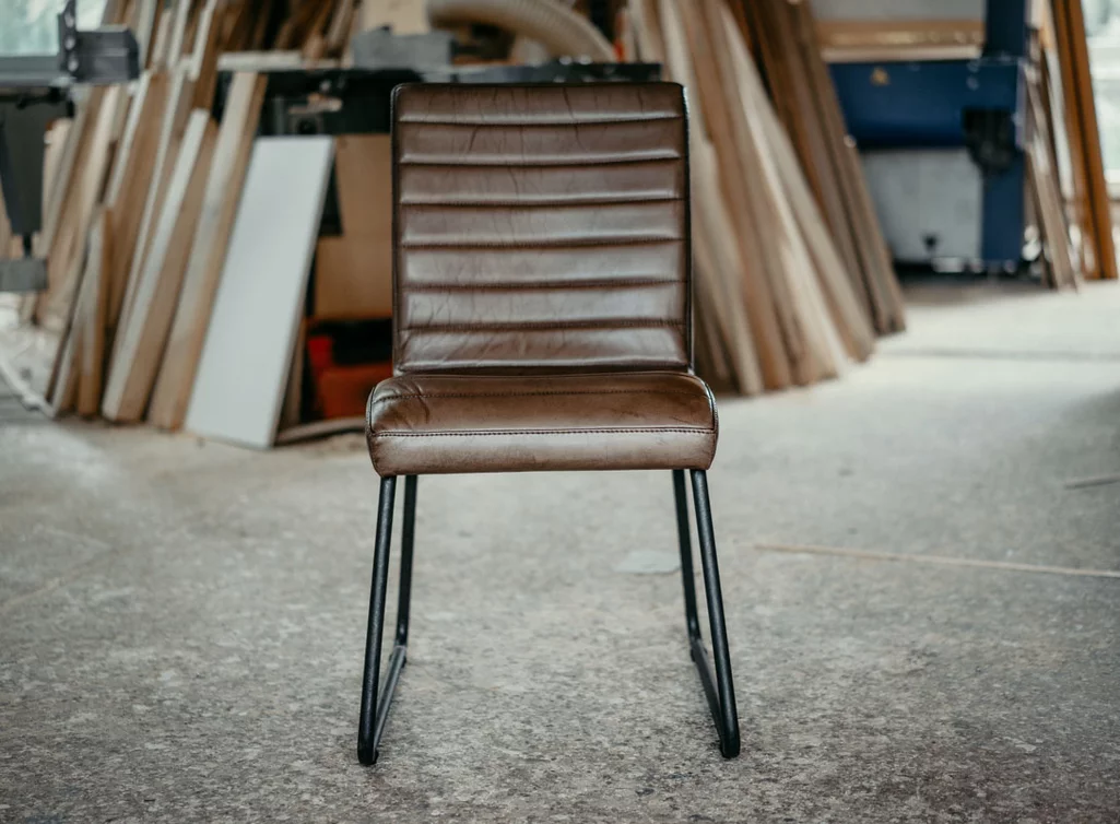 Büffelleder Stuhl Ansicht vorne Büffelleder Stuhl Ansicht vorne