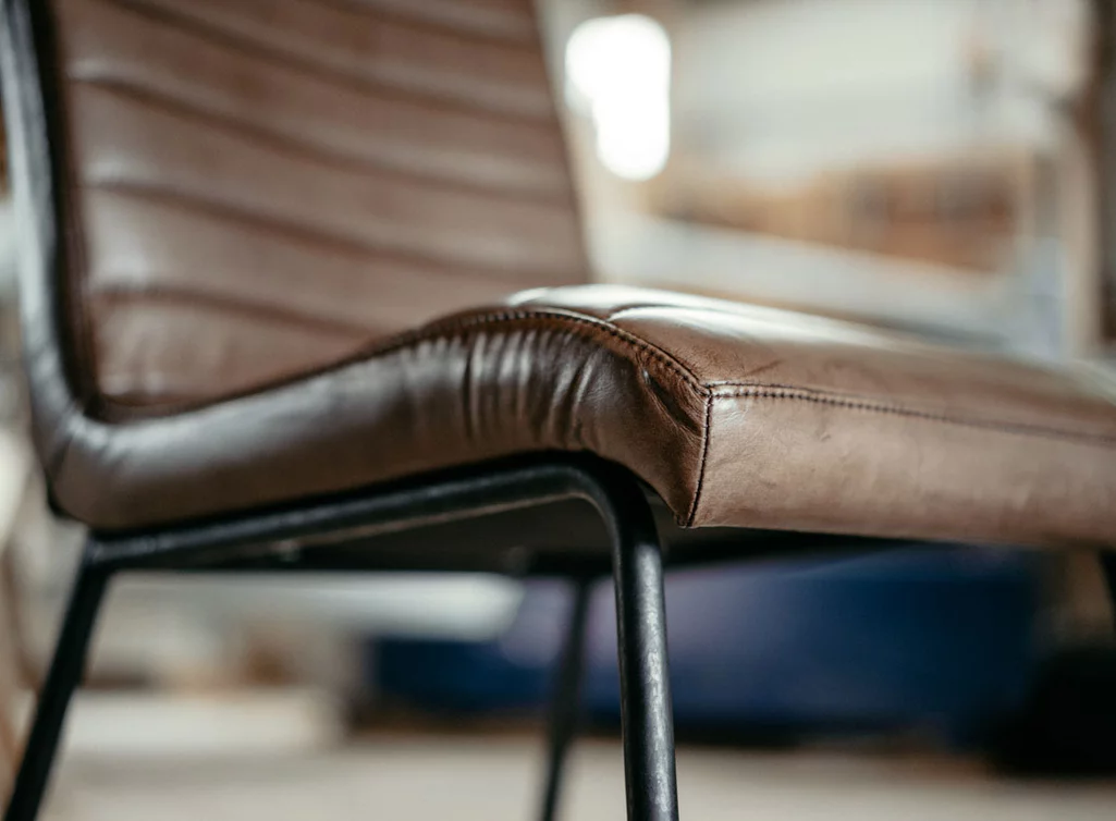 Lederstuhl mit filigranen Stahlkufen Lederstuhl mit filigranen Stahlkufen