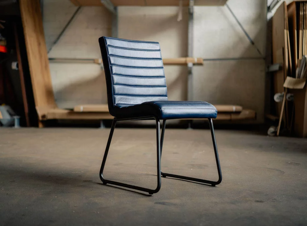 Lederstuhl im indsturial Design gefertigt Lederstuhl im indsturial Design gefertigt