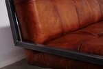 Detailansicht: Stahlrahmen und Sitzfläche der Leder Sitzbank