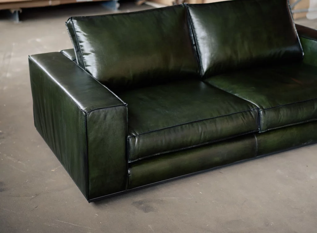 Buffalo Lederlounge überzogen mit handgefärbtem Echtleder