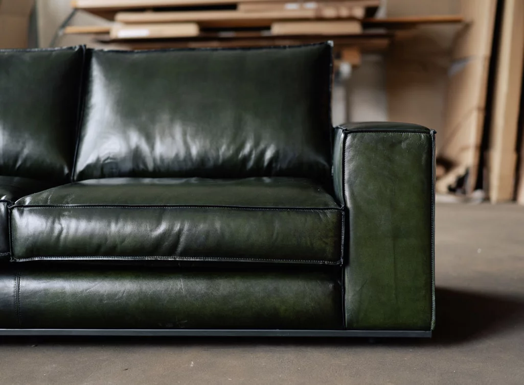 Lounge Sofa aus Leder mit einem Gestell aus Stahl