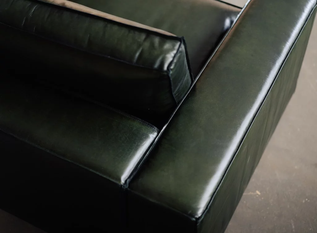 Leder Lounge Sofa mit breiten Armlehnen und Rückenteil