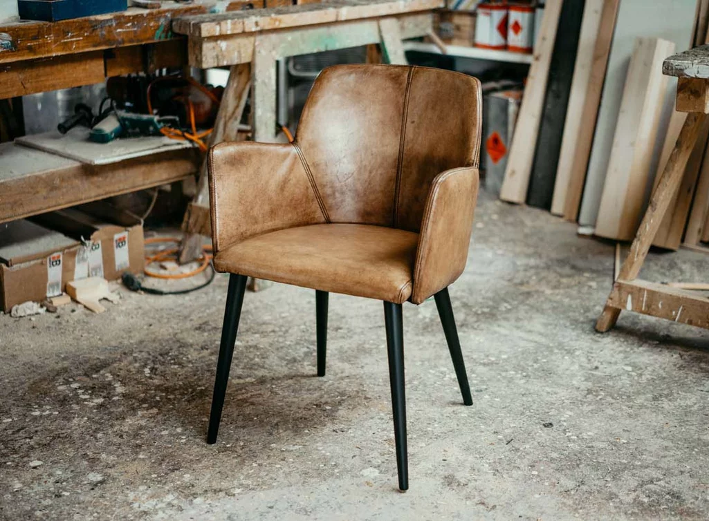 Stuhl mit Armlehnen in Echtleder