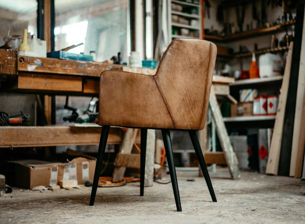 Echtlederstuhl mit Armlehne im Retrolook