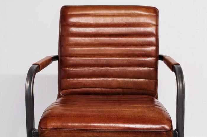 Detailansicht: Sitzschale Leder Armlehnstuhl von vorne
