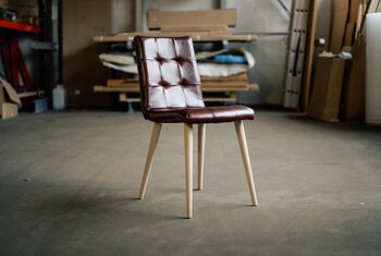 Retro Echtleder Stuhl mit Holzbeinen gefertigt Modell 5B.