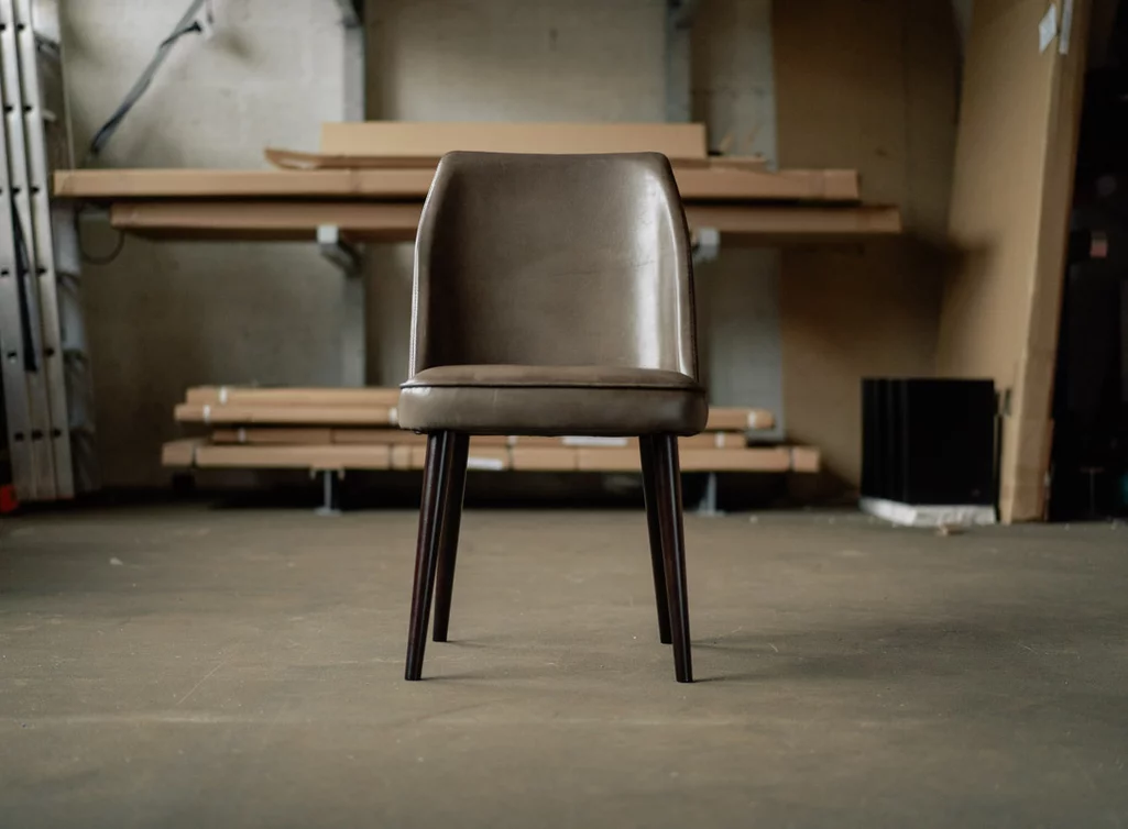 Esszimmerstuhl in der Lederfarbe Lampre und Beinfarbe English Wooden