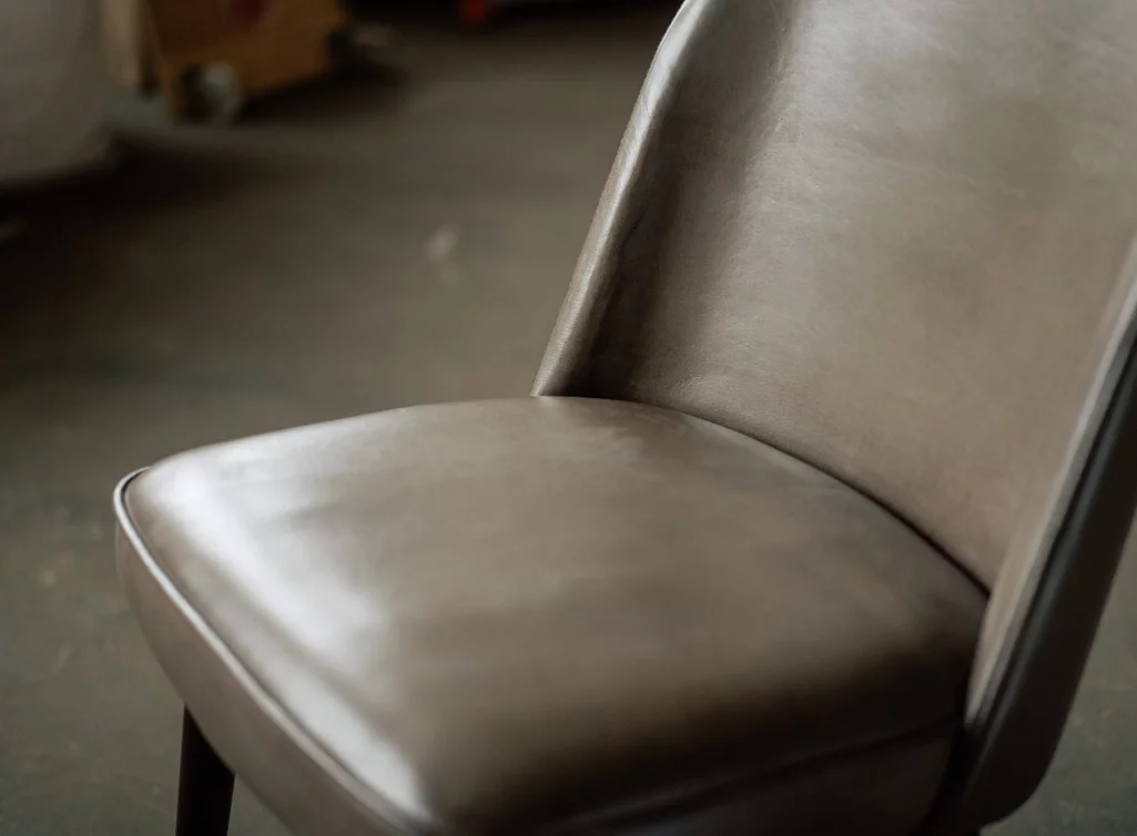 Detailansicht Lederoberfläche Esszimmerstuhl Buffalo Leder