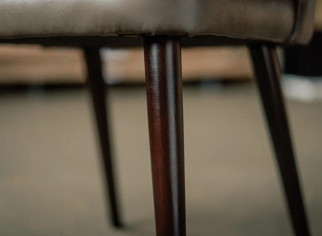 Konisch laufende Beine aus Holz in verschiedenen Farben erhältlich