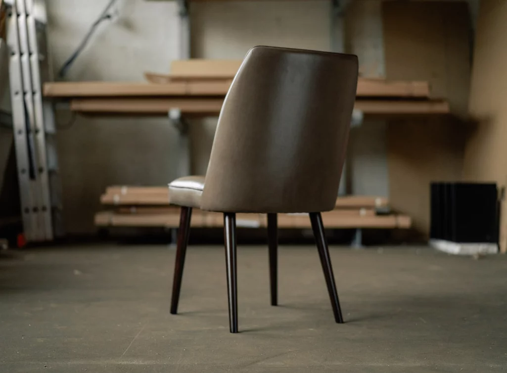 Rückseite Esszimmerstuhl mit sanft geschwungener Rückenlehne