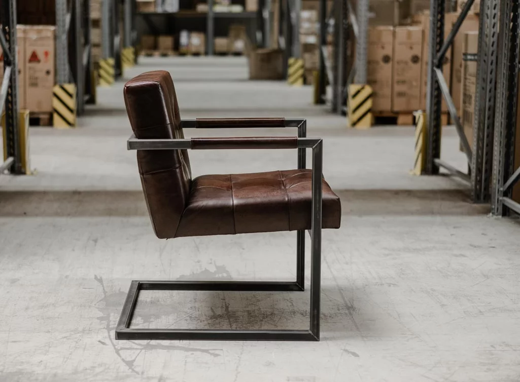 Sessel im Industriedesign gefertigt aus Leder Sessel im Industriedesign gefertigt aus Leder