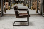 Sessel im Industriedesign gefertigt aus Leder