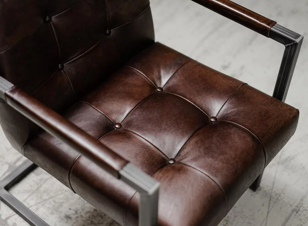 Sessel im Industriedesign aus Echtleder und Stahl Sessel im Industriedesign aus Echtleder und Stahl