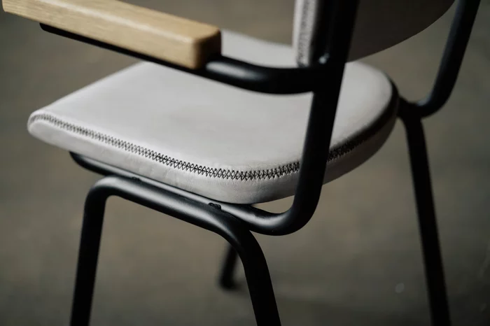 Essstuhl Leder mit Gestell aus Metall