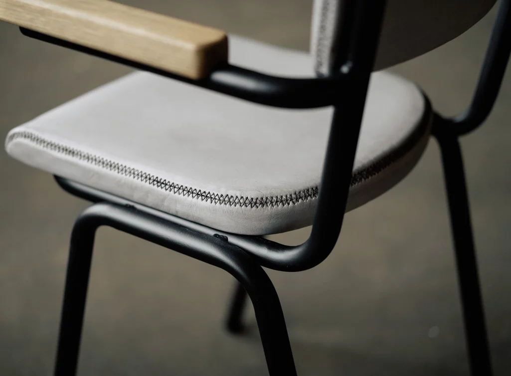 Essstuhl Leder mit Gestell aus Metall Essstuhl Leder mit Gestell aus Metall