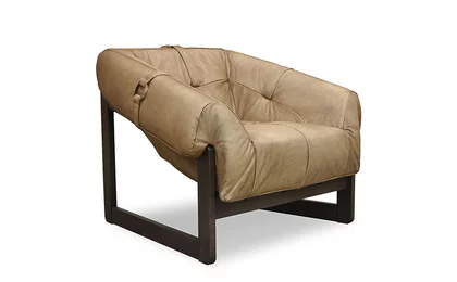 Clubsessel modern aus Echtleder und Holz gefertigt Sitzplatz 29C. Clubsessel modern aus Echtleder und Holz gefertigt Sitzplatz 29C.