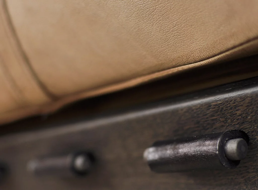 Detailansicht hinten: Clubsessel Leder mit Holz kombiniert Detailansicht hinten: Clubsessel Leder mit Holz kombiniert