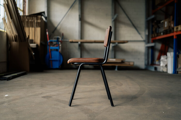 Lederstuhl in einem modernen Design gefertigt.