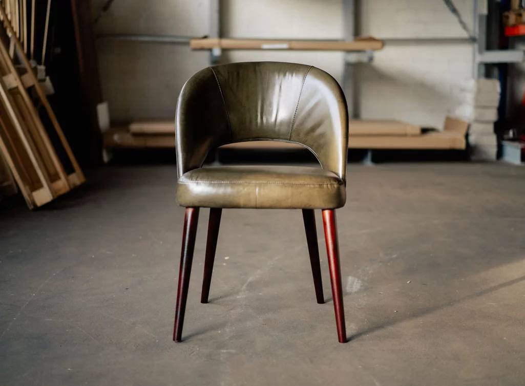 Retro Lederstuhl aus handgefärbtem Büffelleder gefertigt