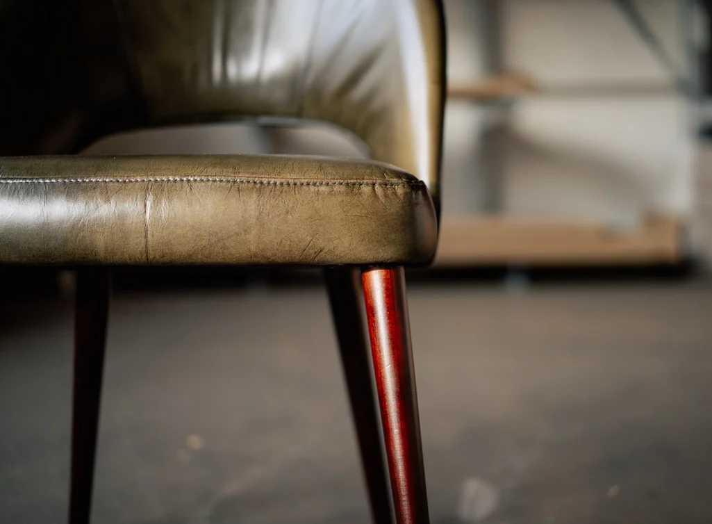 Retro Lederstuhl in verschiedenen Farben zur Auswahl.