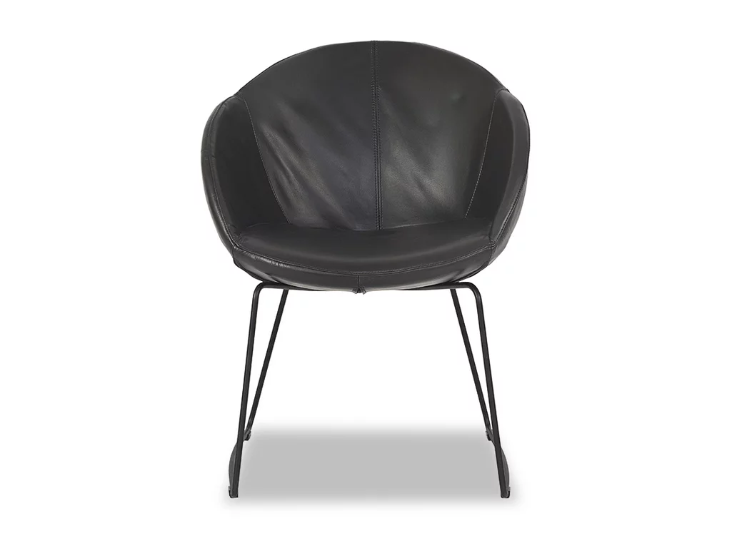 Leder Schalenstuhl mit einem filigranen Stahlkufen Gestell gefertigt
