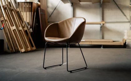 Moderner Leder Schalenstuhl mit Stahlkufen Sitzplatz 44a. Moderner Leder Schalenstuhl mit Stahlkufen Sitzplatz 44a.
