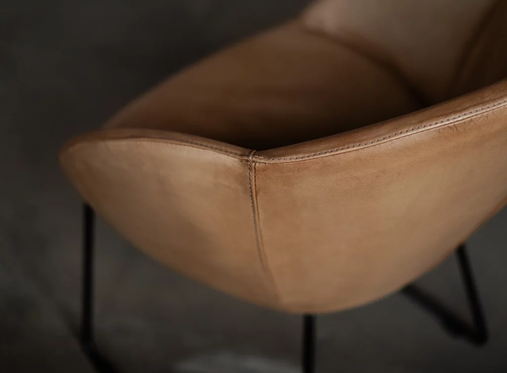 Detailansicht Schalenstuhl im hochwertigen Leder