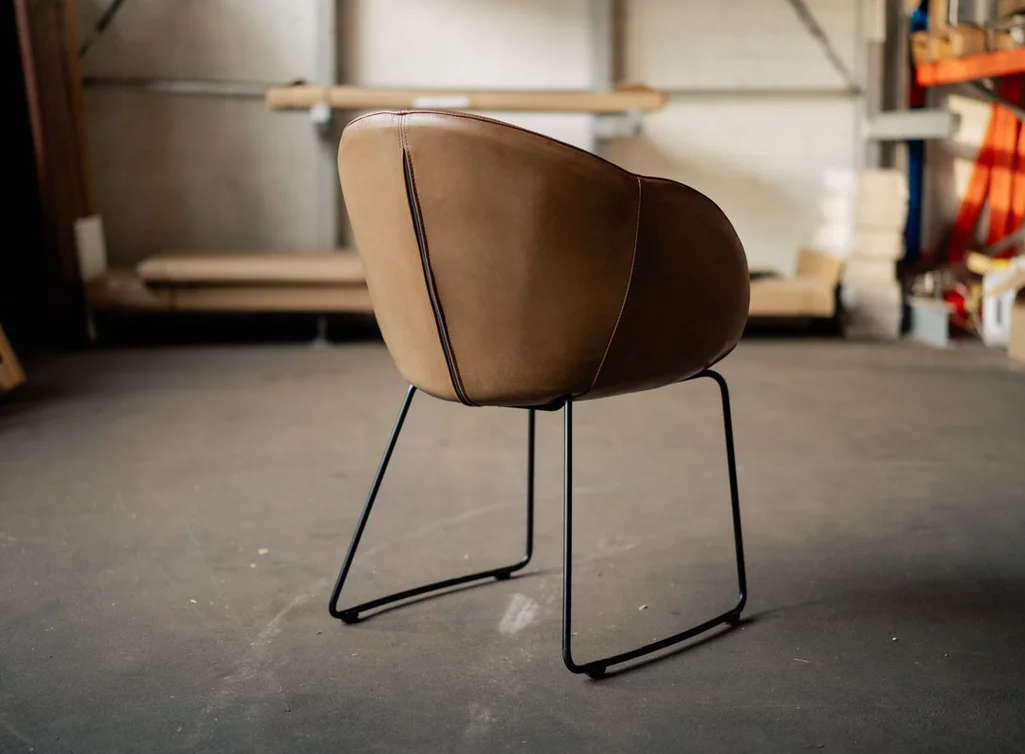 Leder Schalenstuhl Ansicht von hinten