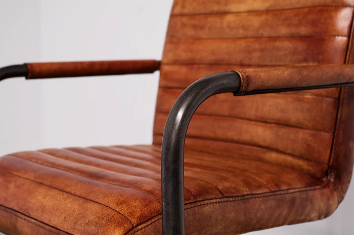 Detailansicht: Schwingstuhl Leder und Stahlrohr