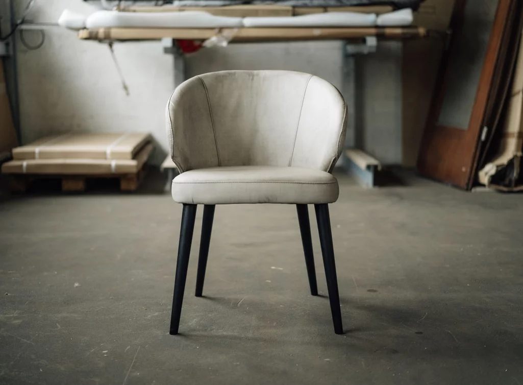 Echtleder Esszimmerstuhl mit Rückenlehne in Schalenform gefertigt