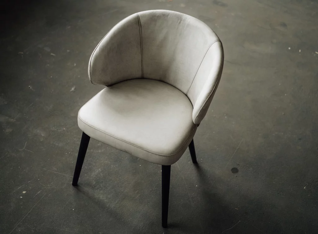 Büffelleder Schalenstuhl gepolstert mit Holzbeinen in verschiedenen Oberflächen