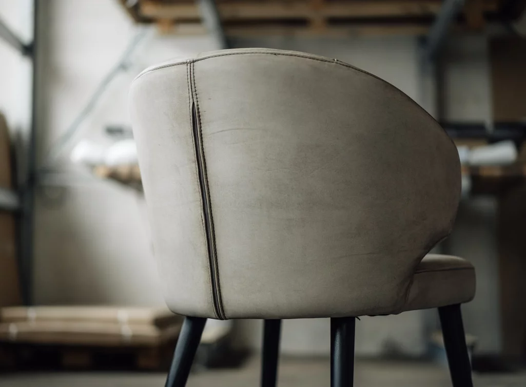 Rückseitenansicht Sitzplatz 47C aus Echtleder und Holz