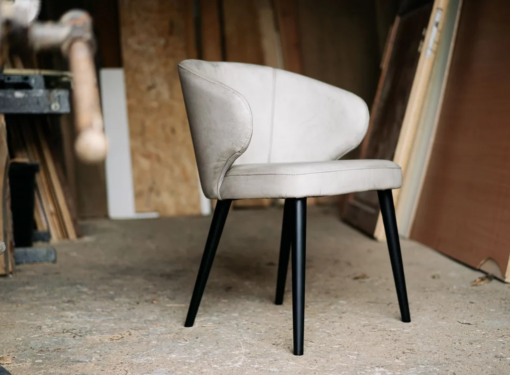 Schalensitz mit Holzbeinen aus Buche in verschiedenen Farben erhältlich