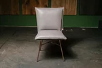 Gemütlicher Stuhl aus Echtleder mit verschiedenen Oberflächen für Sitz und Gestell